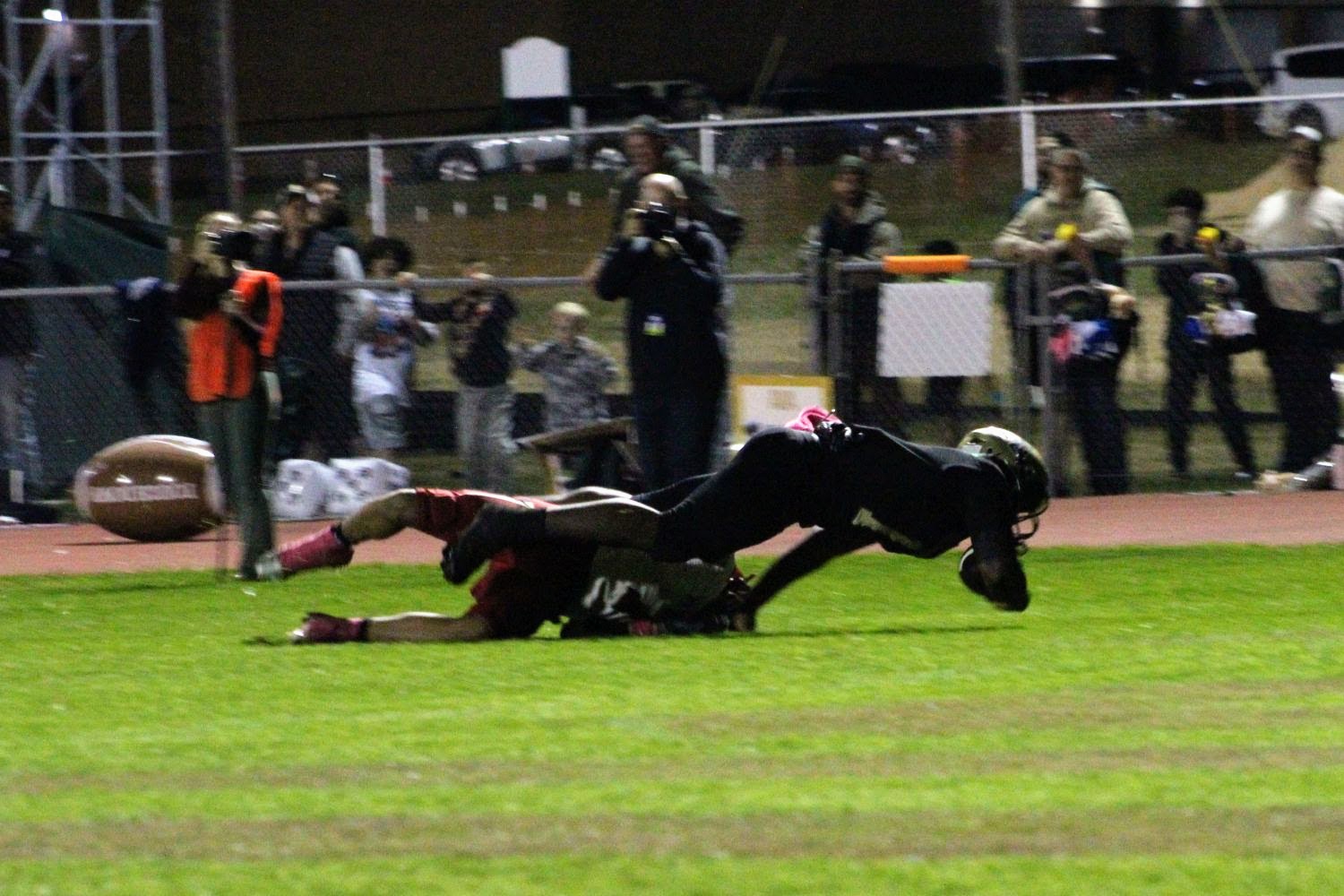 Bartee stretches for the endzone