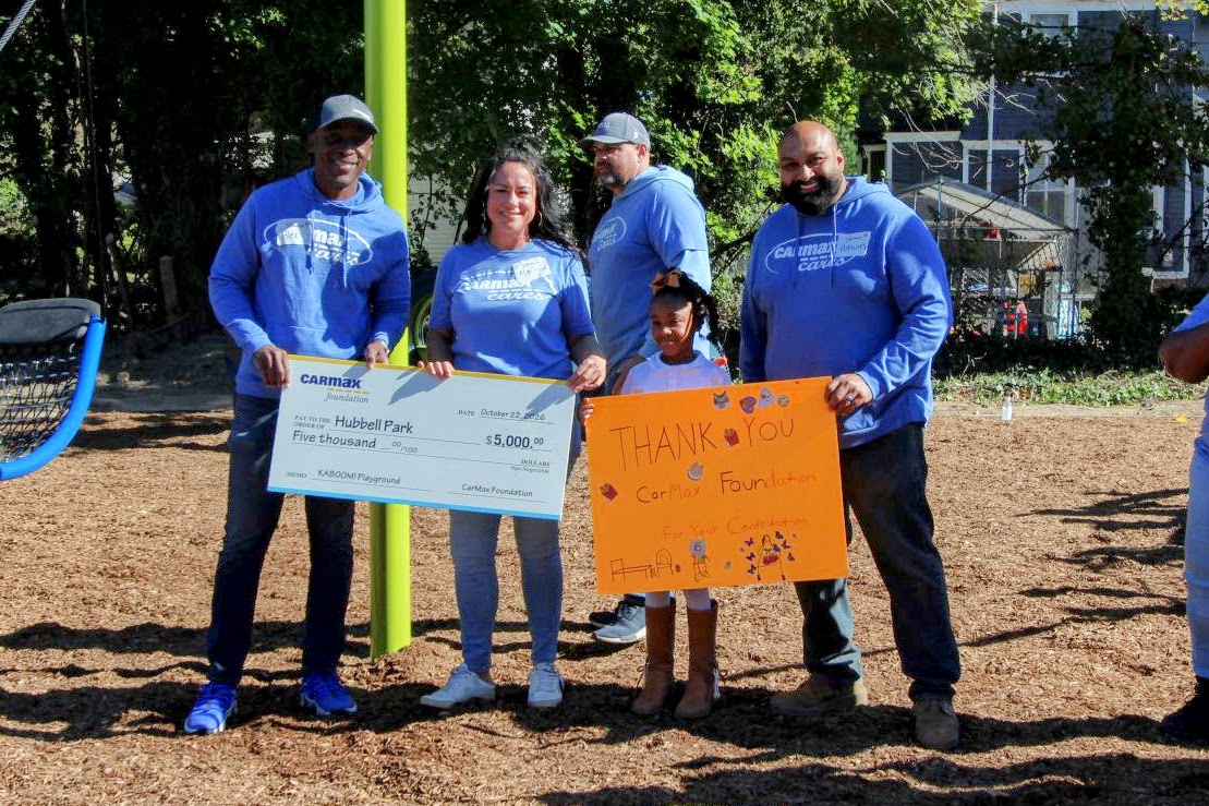 Maricia Chiarelli accepting the 5k check