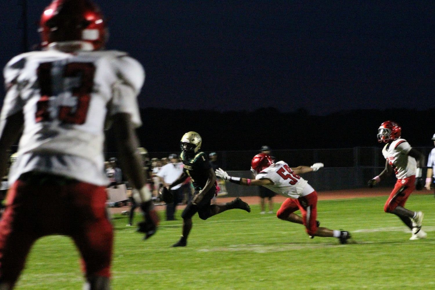 Schalicks Kenny Bartee breaks to run for a TD